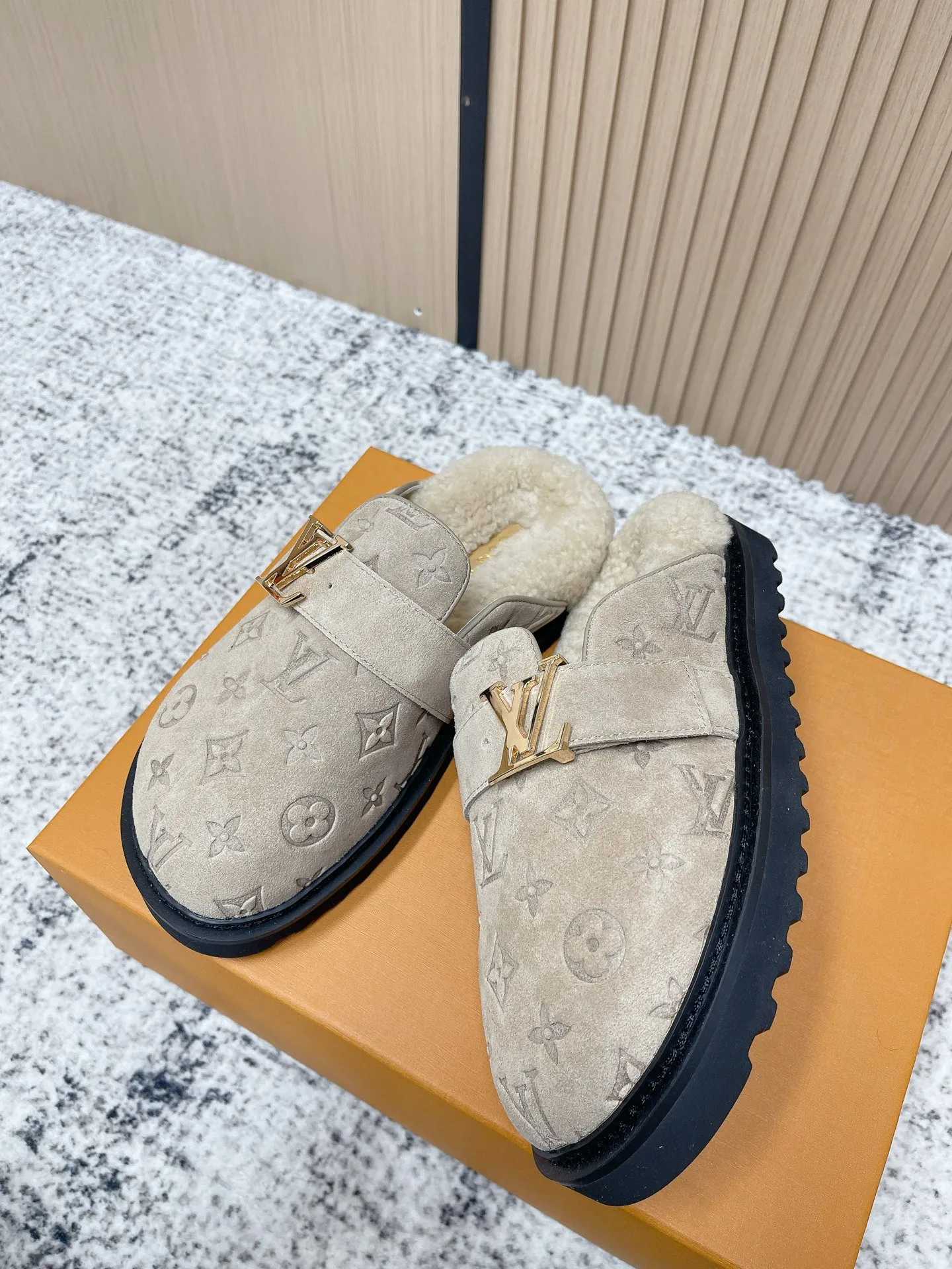 [L Home] P: 500💰 Size: 35-46 (female 40.41, male 45 46 custom-made) Top version Louis vuitton Lv top version LV couple's wool slippers New couple's Birkenstock slippers Cute and loveable, the foot feel is not too good Simple and high-end Sling-hee design Ready to wear and go Good news for lazy people Upper imported cowhide/imported old floral cloth Original hardware buckle, original molded high-density foam outsole Fabric: Yangjing/classic jacquard fabric Lining: imported wool lining Sole: original foam combination sole Size: 35-46 (female 40.41, male 45 46 customized)